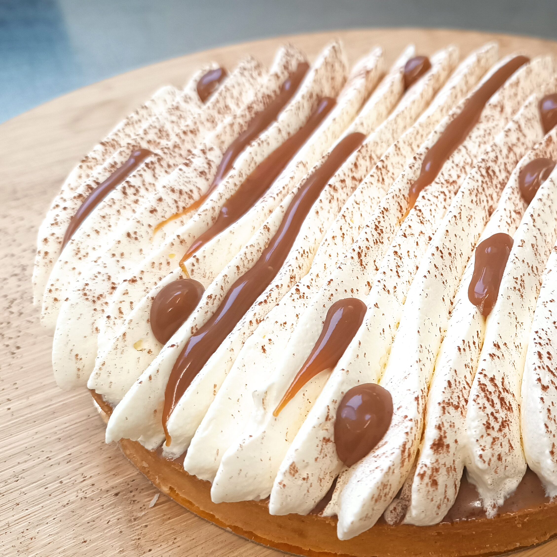 Tarte Banoffee Pâte sucrée . Caramel beurre salé . Banane . Ganache chocolat lacté . Chantilly vanille 16€ (4 pers.) 25€ (6 pers.) 32€ (8 pers.) 39€ (10 pers.)