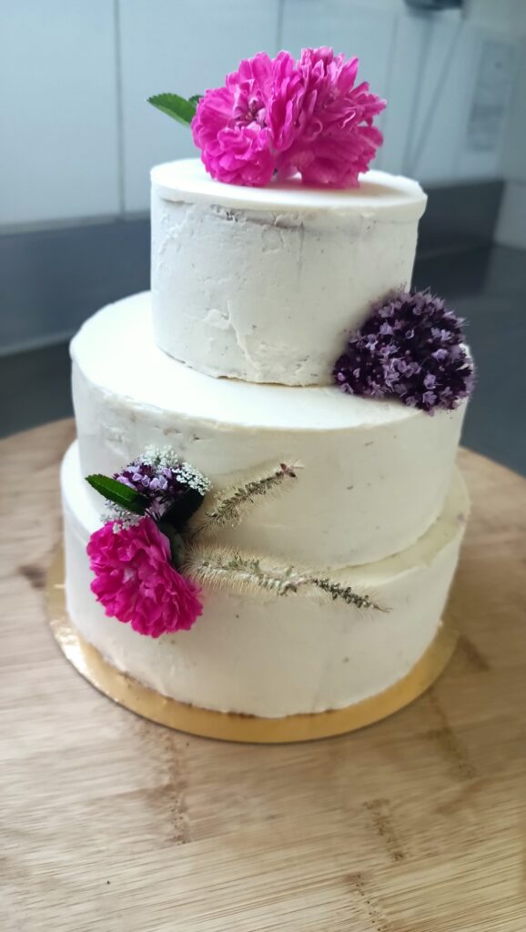 Wedding / layer / nude cake: Génoise . Crèmes et garnitures au choix . Décor Sur devis